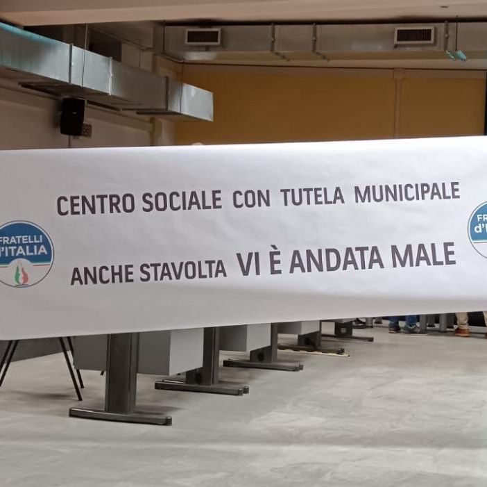 persone con striscione