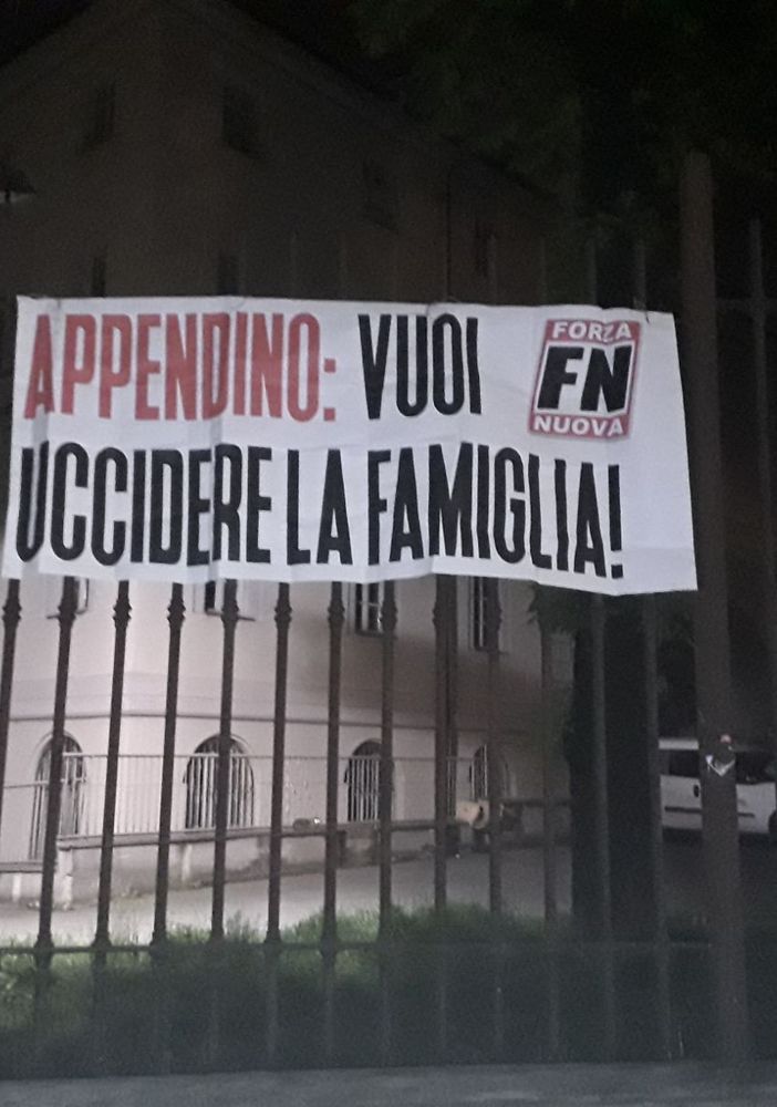 Forza Nuova contro Appendino: uno striscione al Rondò della Forca