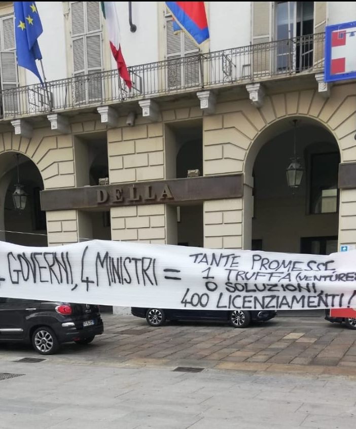 striscione lavoratori in protesta
