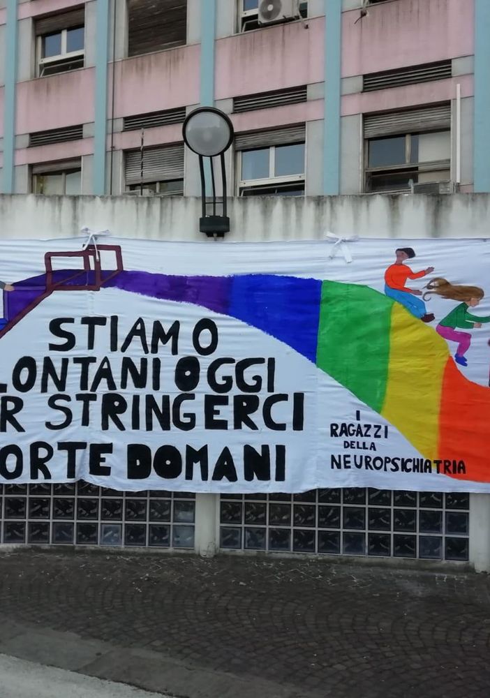Coronavirus, striscione di speranza dei pazienti della Neuropsichiatria Infantile del Regina Margherita