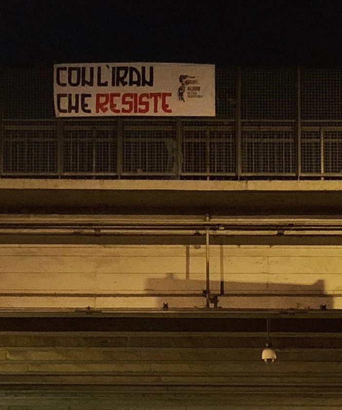 I militanti di Aliud affiggono uno striscione di solidarietà all'Iran sul cavalcavia di corso Regina Margherita