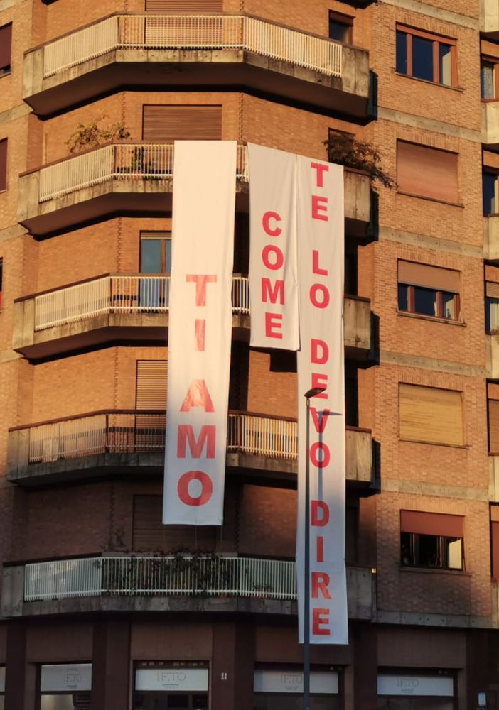 La scritta &quot;Ti amo&quot; campeggia su piazza Adriano: così un moderno Romeo (o Giulietta?) incuriosisce un intero quartiere