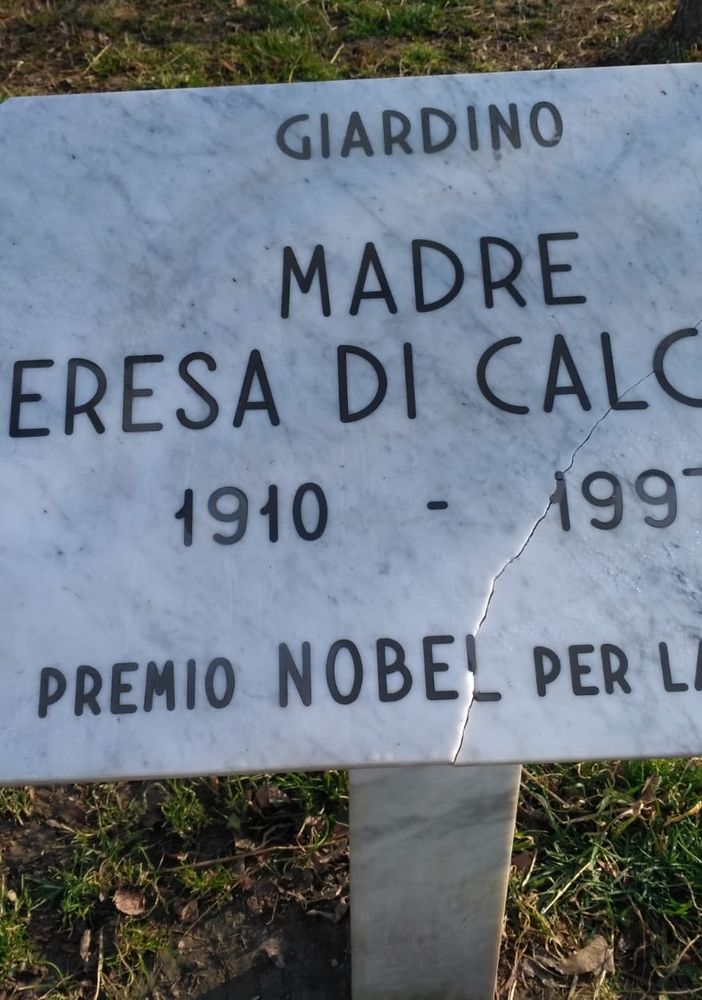 Vandalizzata dagli anarchici la targa ai giardini Madre Teresa di Calcutta
