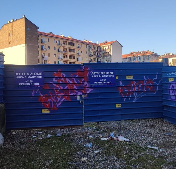 Aurora, lavori per lo Student Hotel fermi da due anni. L'ironia corre sui muri