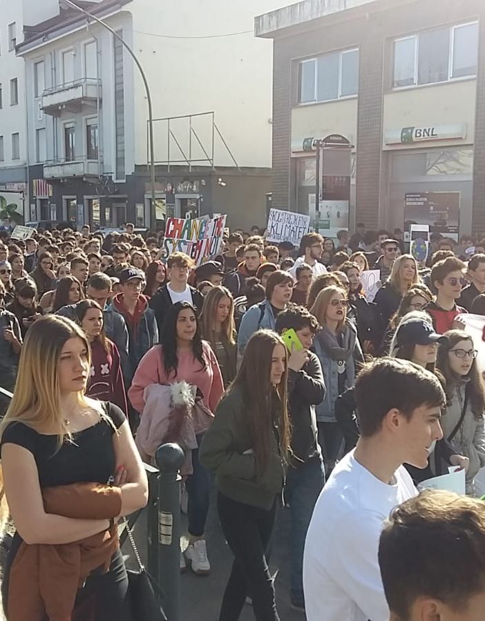Centinaia di pinerolesi si schierano con Greta [FOTO E VIDEO]