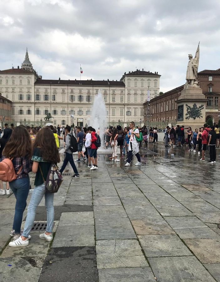 Ultimo giorno di scuola, la grande festa degli studenti torinesi nelle fontane di piazza Castello