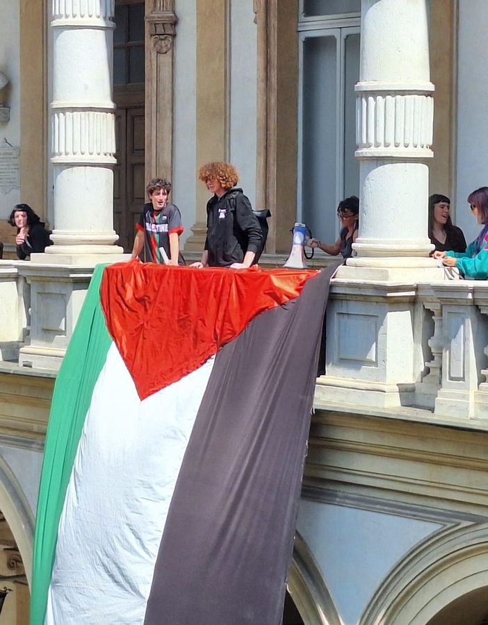 Fumogeni e proteste di studenti e pro Pal contro il Rettore Geuna