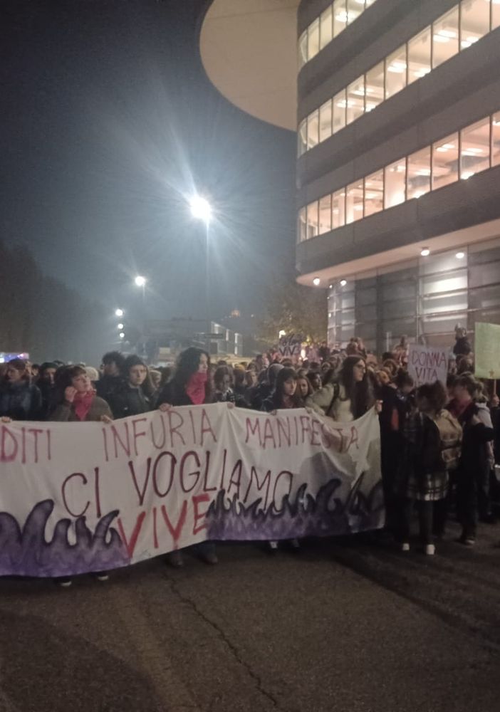 studenti in marcia per Giulia
