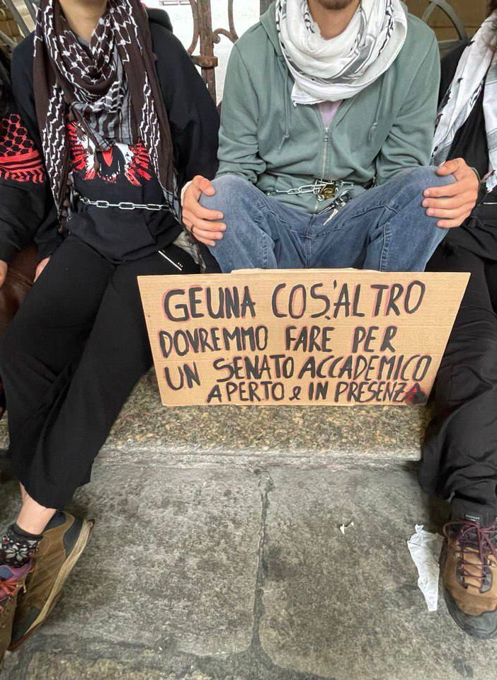 Gruppo di studenti pro Palestina si incatena davanti al rettorato