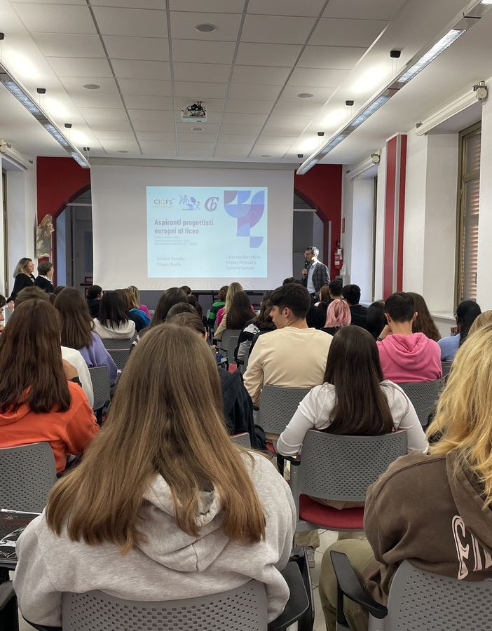 Ragazzi seduti in aula