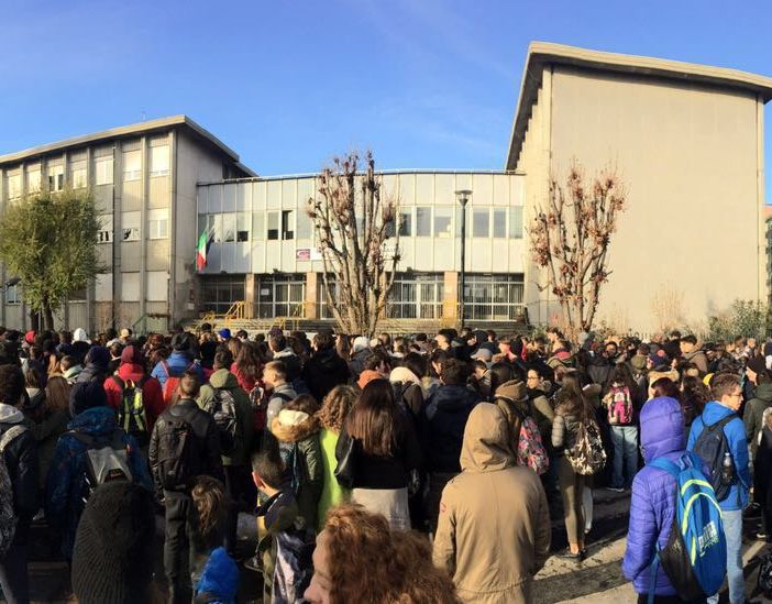 Ancora proteste al Copernico Luxemburg: gli studenti non entrano in classe