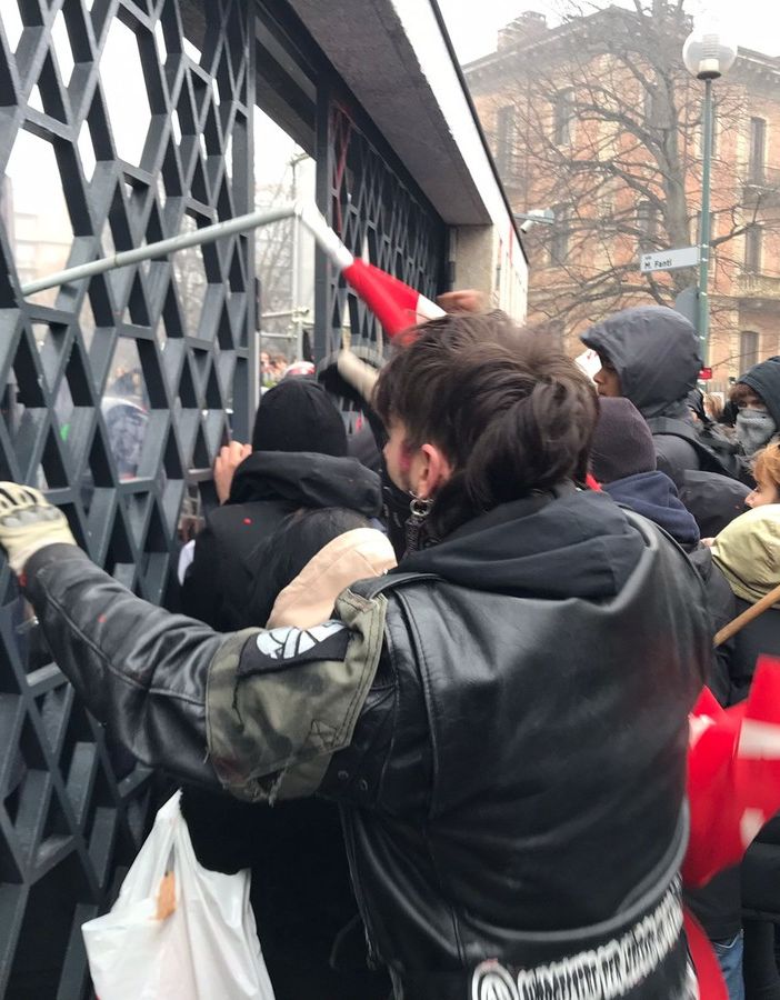 Disordini al corteo degli studenti: la Digos individua 20 manifestanti
