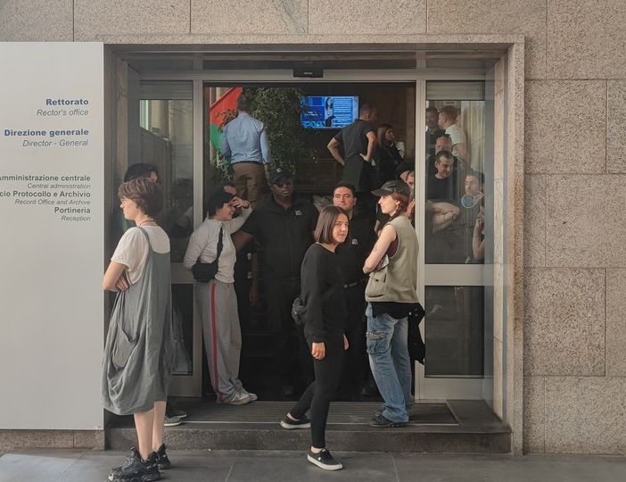 Tensioni al Poli per la protesta degli studenti, manganelli su chi voleva raggiungere il Rettore. Domani Senato accademico straordinario