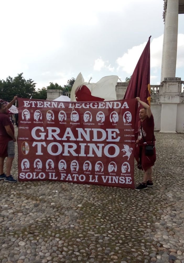 Flash mob granata il 4 maggio: una bandiera su tutti i balconi per ricordare il Grande Torino