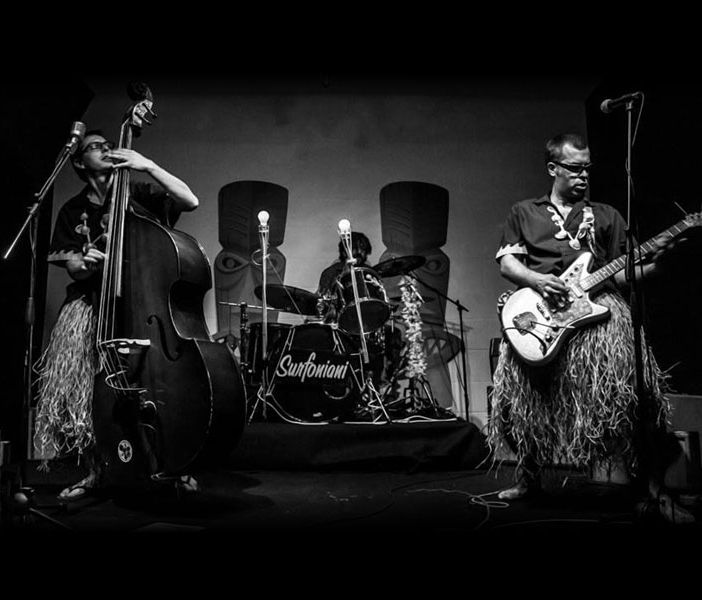 Surfoniani: cavalchiamo la musica a suon di surf