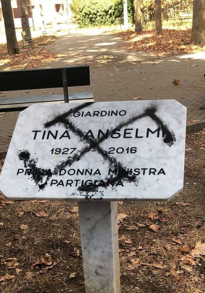 Orrore a Torino: oltraggiata con una svastica la memoria di Tina Anselmi, ministra partigiana