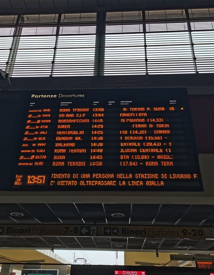 Il tabellone che evidenza ritardi e cancellazioni a Porta Nuova