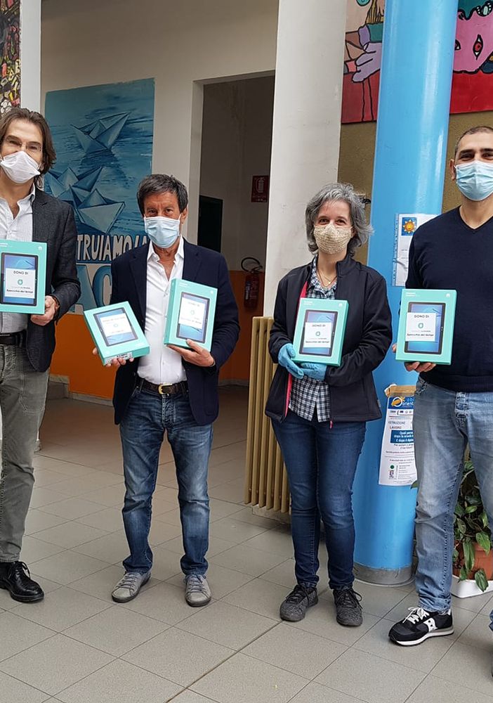 Coronavirus, 30 tablet donati al IV circolo scolastico di Nichelino
