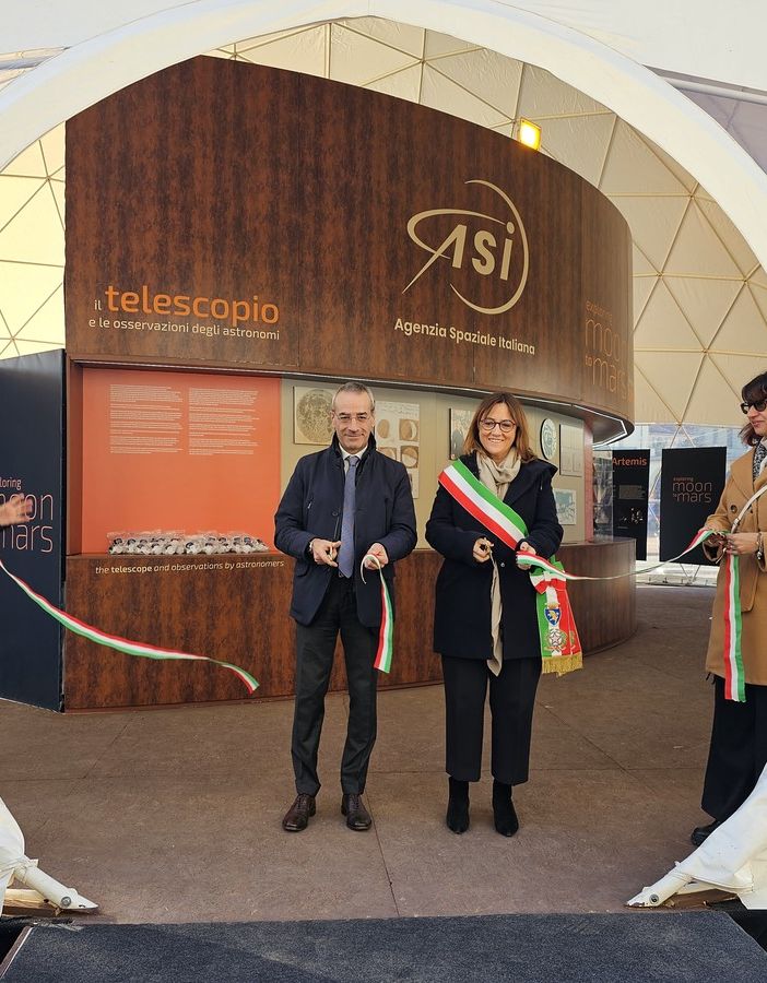 In piazza Vittorio si scatta un selfie su Marte: una mostra per scoprire il pianeta rosso e la Luna