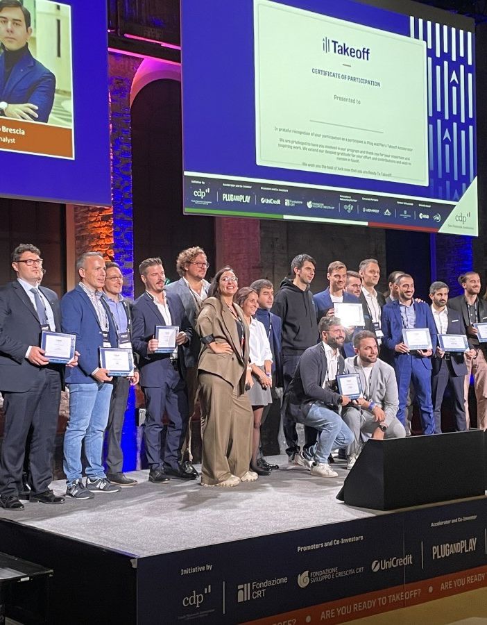 Premiazione di persone su un palco alle Ogr