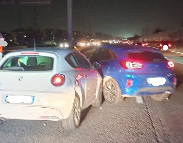Incidente sulla tangenziale Nord: tre veicoli coinvolti, code tra corso Regina e Venaria