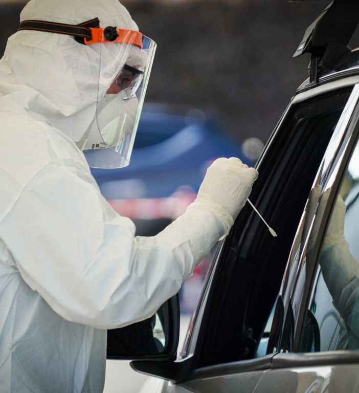 Coronavirus, test del tampone in auto in piazza del Mercato a Moncalieri