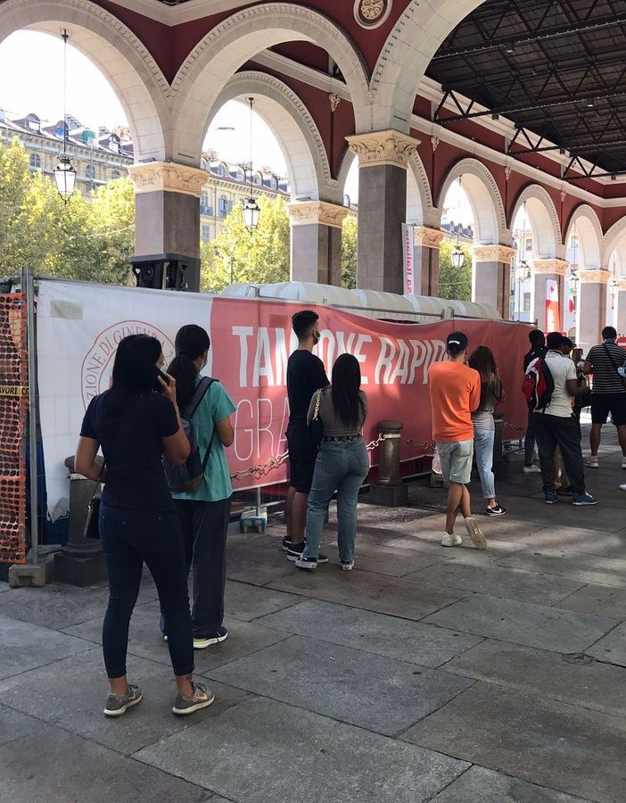 Fine vacanze? Corsa al tampone gratuito: a Torino tutti in fila allo hotspot della Croce Rossa [FOTO e VIDEO]