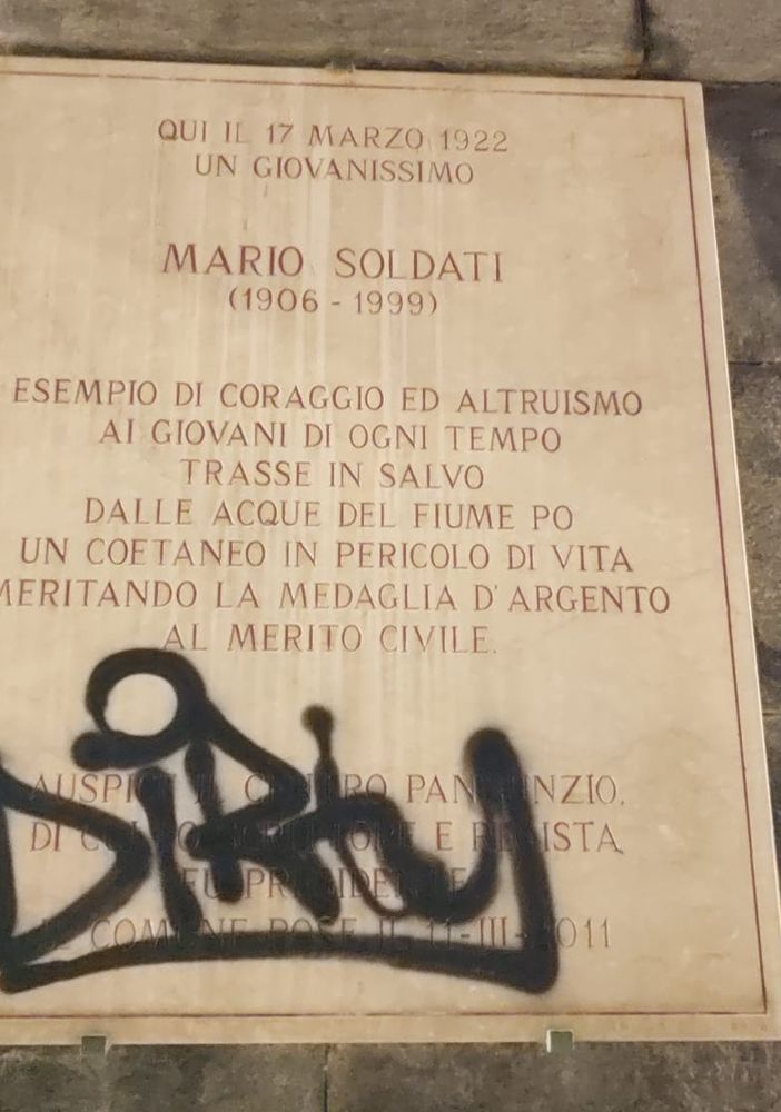 Murazzi, imbrattata la targa in ricordo del coraggio di Mario Soldati