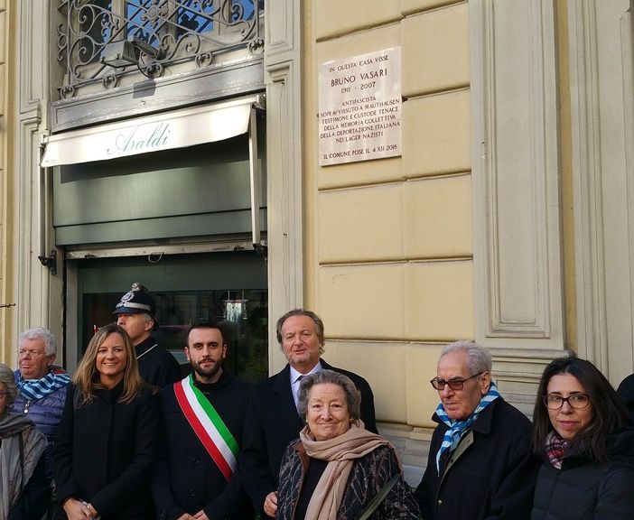 In via dei Mille scoperta una targa in memoria di Bruno Vasari