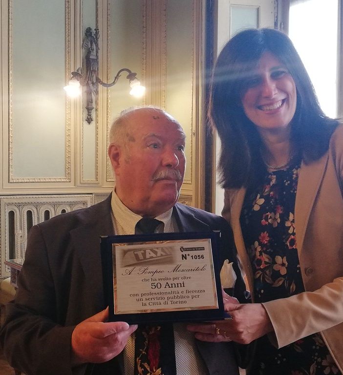 Più di 50 anni alla guida di un taxi sulle strade di Torino: premiato Pompeo Moscaritolo