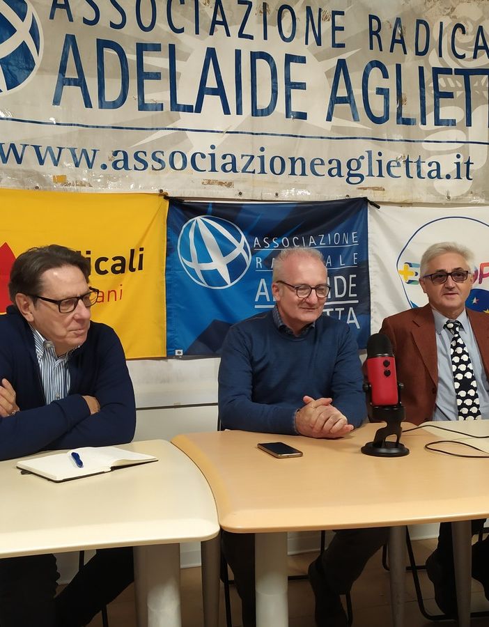 Politici seduti al tavolo