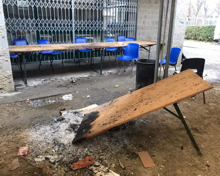 Tavoli bruciati, vetri delle auto infrante: notte di guerriglia al centro d'incontro Oltrestazione a Nichelino