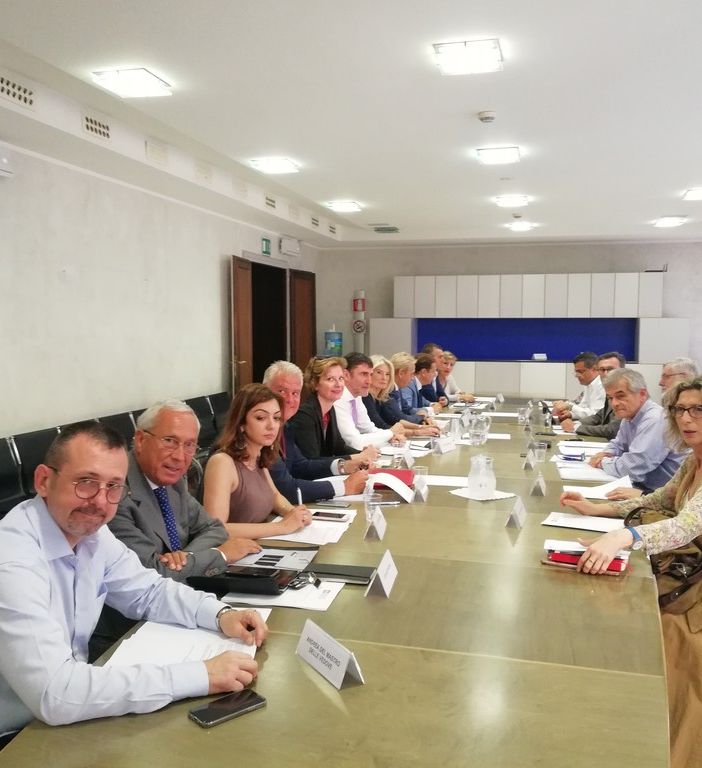 Chiamparino a confronto coi parlamentari piemontesi sulle infrastrutture della regione: all'esterno protesta No-Tav