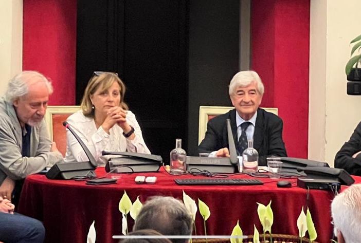 tavolo con Gianna Pentenero in sala Colonne del Comune di Torino
