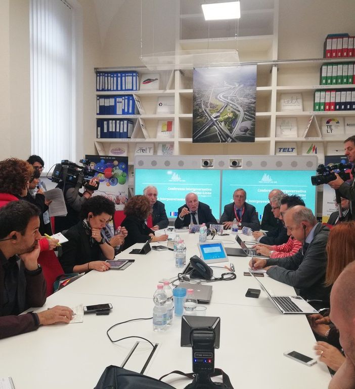 Torino-Lione, la Ue ammonisce: &quot;Se l'Italia uscisse dovrebbe restituire 1,5 miliardi all'Europa&quot;