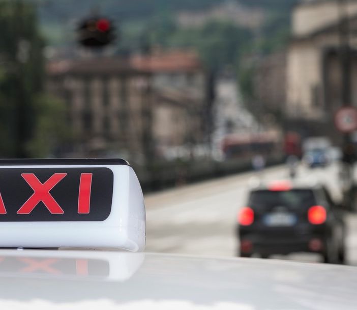 La &quot;fase 2&quot; dei taxi a Torino: massimo due passeggeri e mascherine obbligatorie