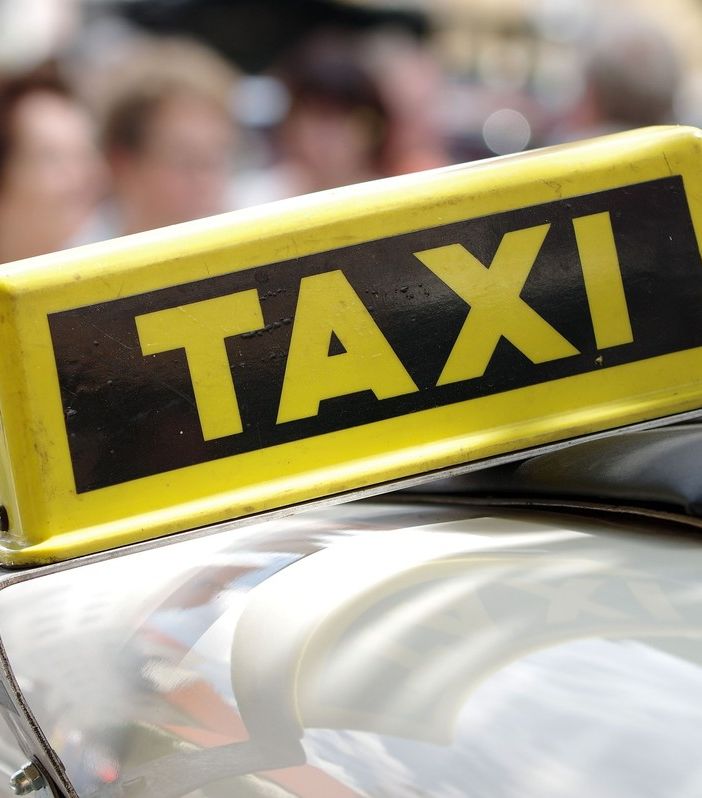 taxi scritta in primo piano