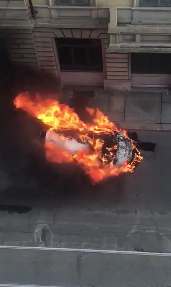 Taxi a fuoco in via Arsenale a Torino: chiusa al traffico la strada (VIDEO)