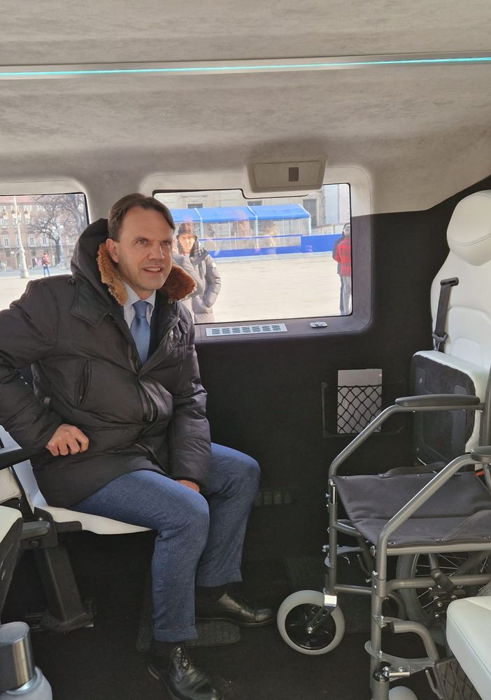 Tronzano su un taxi a guida autonoma