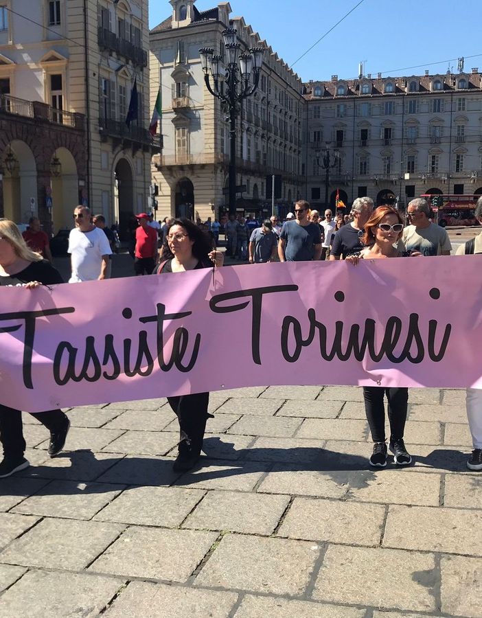 I taxi si fermano, sciopero contro il Ddl Concorrenza: &quot;Così è impossibile lavorare&quot; [VIDEO]