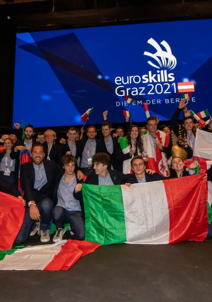 ragazzi con bandiere tricolori