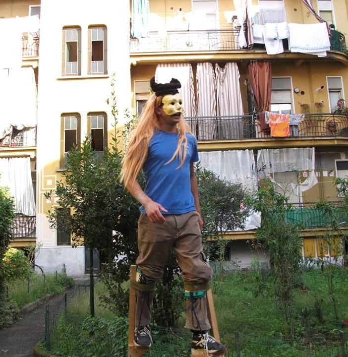 La compagnia durante &quot;Cortili ad arte&quot;, progetto diffuso sostenuto da Fondazione Contrada a Torino lo scorso settembre (foto tratta dalla pagina Facebook)