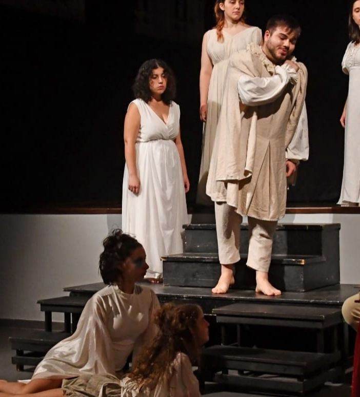 teatro con persone sul palcoscenico