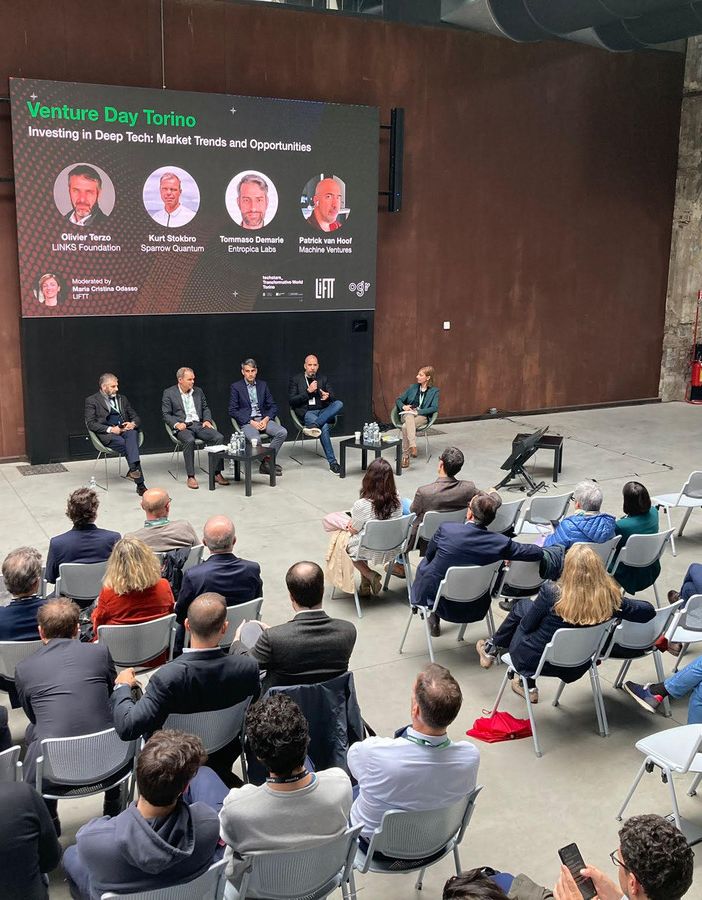 incontro pubblico con tavolata