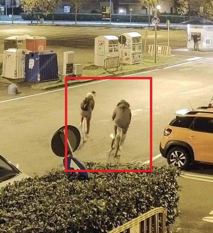 Borgaro, le telecamere di videosorveglianza in piazza Agorà permettono di risalire agli autori del furto di una bici