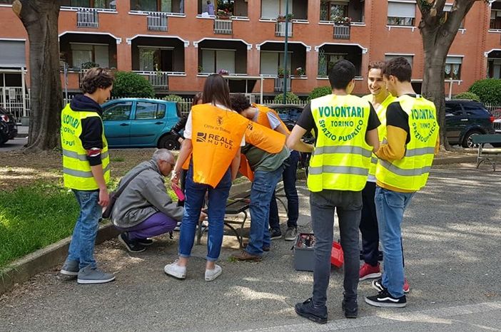 Parella, risistemate le panchine di Corso Telesio [FOTO]