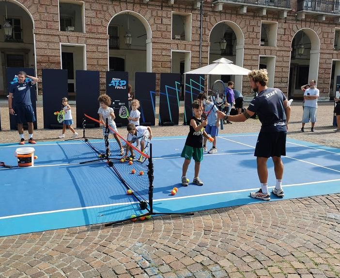 tennis in piazza - foto d'archivio
