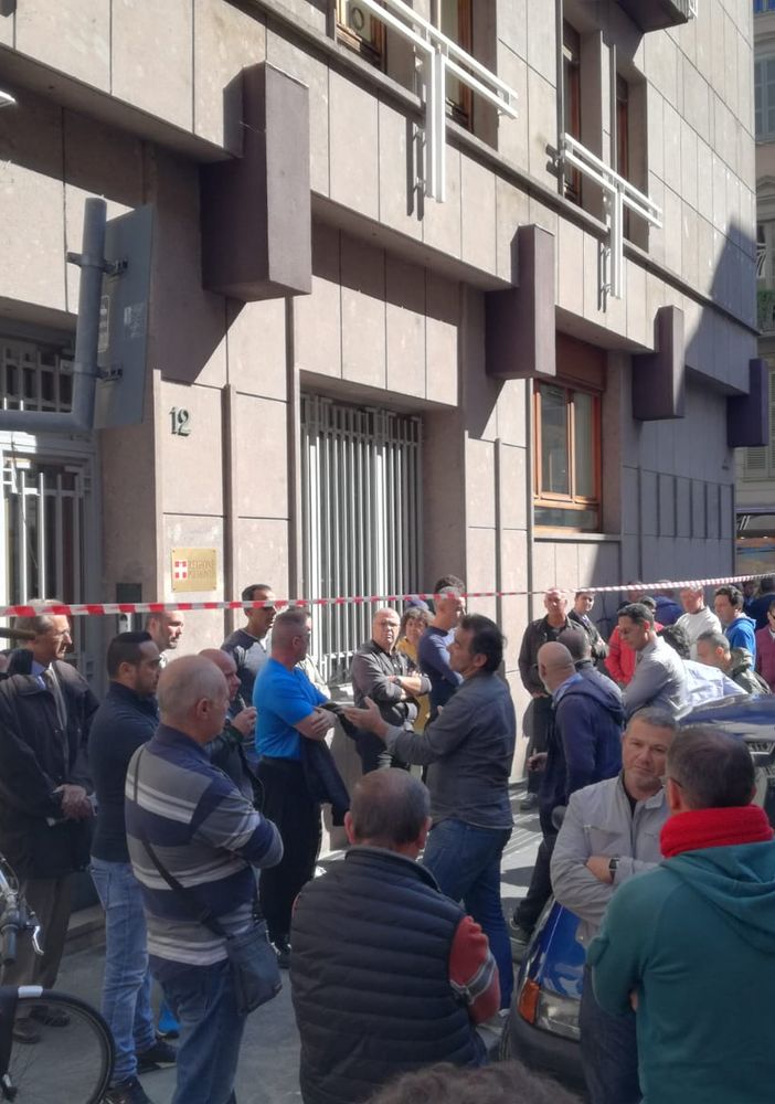 Comital e Lamalu, tensione davanti all'assessorato al Lavoro a Torino. Litigi tra gli operai e sfoghi: &quot;Sono 4 mesi che viviamo senza soldi&quot; (VIDEO)