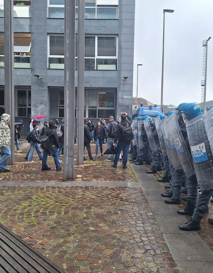 Studenti che manifestano al Politecnico