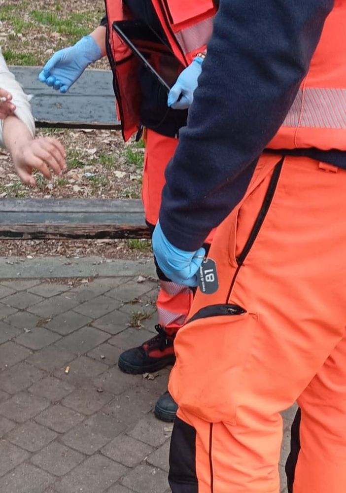 soccorritori e polizia intorno a una donna